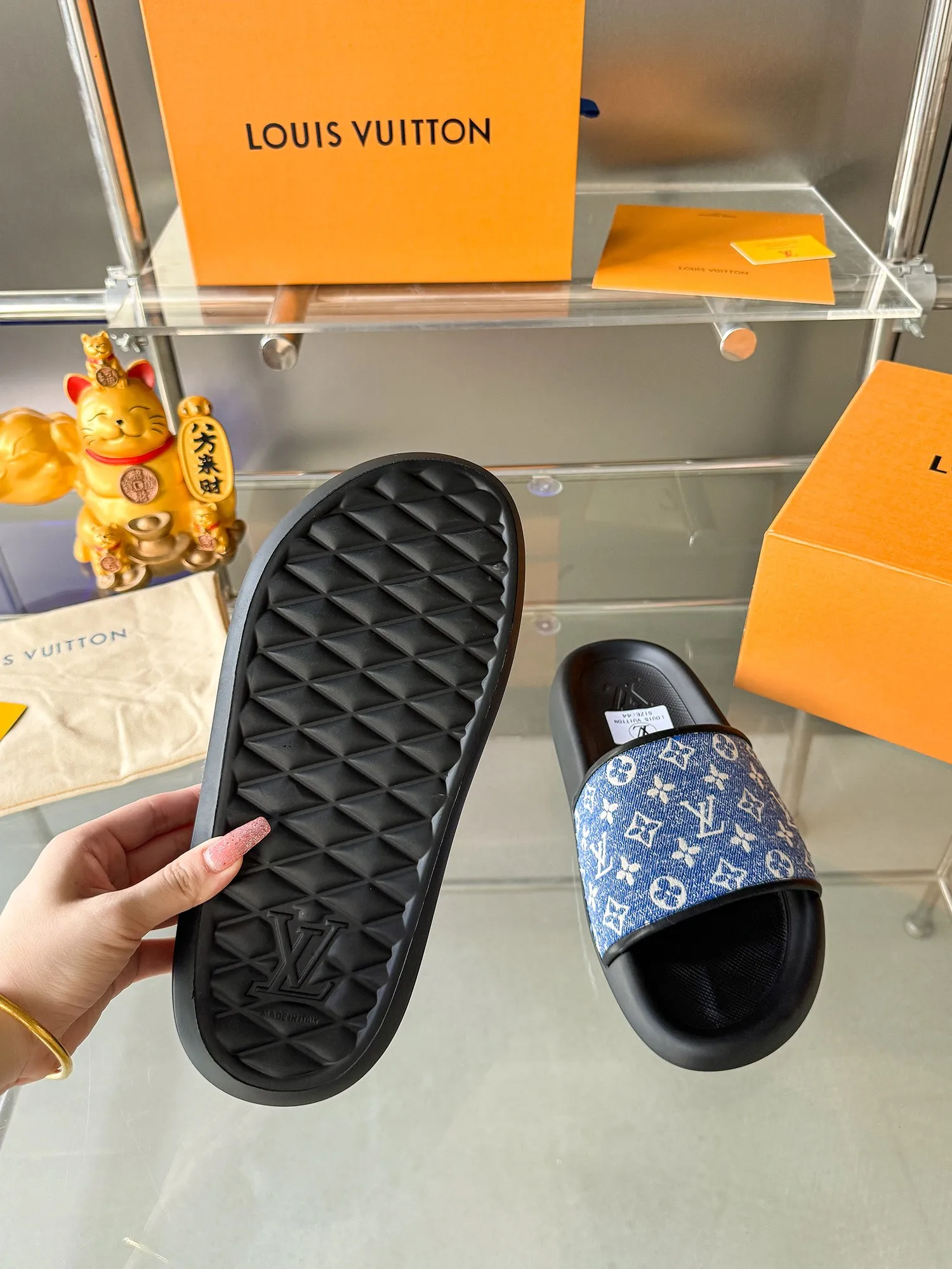 [L Home] P: 300💰 ▪️Shoe size: Women's 35-40 Men's 38-46▪️Packaging: Counter top quality~original packaging Louis Vuitton lv couple's monogram embossed slippers This season, Waterfront sandals return with a new look, and the upper buckle is embossed with Louis Vuitton's iconic Monogram pattern. Made of waterproof rubber with a comfortable and resilient insole. The lightweight, flexible outsole is embossed with the Louis Vuitton logo. Exquisitely packaged at the delivery counter 🛍📦 ▪️Fabric: Original molded rubber foam ▪️Sole: Original molded rubber foam outsole ▪️Sole thickness: 3CM.